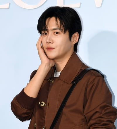 '수십억대 몸값' 김선호, 고윤정과 ♥핑크빛 앞두고 돈 쓸어 담는다…시즌그리팅 예약 판매