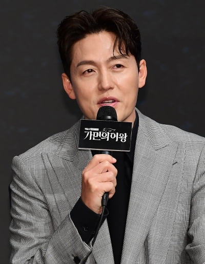 [종헙] "속궁합 좋아" 이정진, '10살 연하'와 ♥핑크빛 제대로 터졌다…"새로운 모습 알게 돼" ('신랑수업')