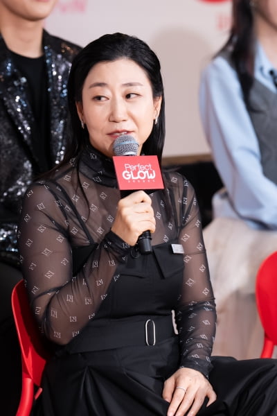 라미란, 美 뉴욕에 뷰티숍 차렸다…"막내가 하는 일 다 해" ('퍼펙트 글로우')