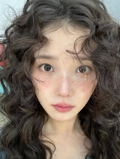 아이유, 남들 다 갈아탈 때 지조 지켰다…군더더기 없이 심플하기까지