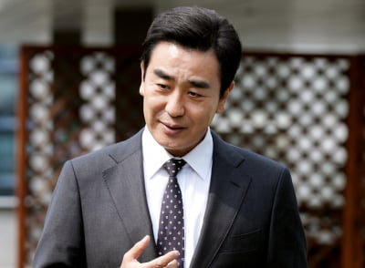 '56세' 류승룡, 인생캐 경신했다…25년 차 대기업 부장→현장 영업까지 ('김부장')