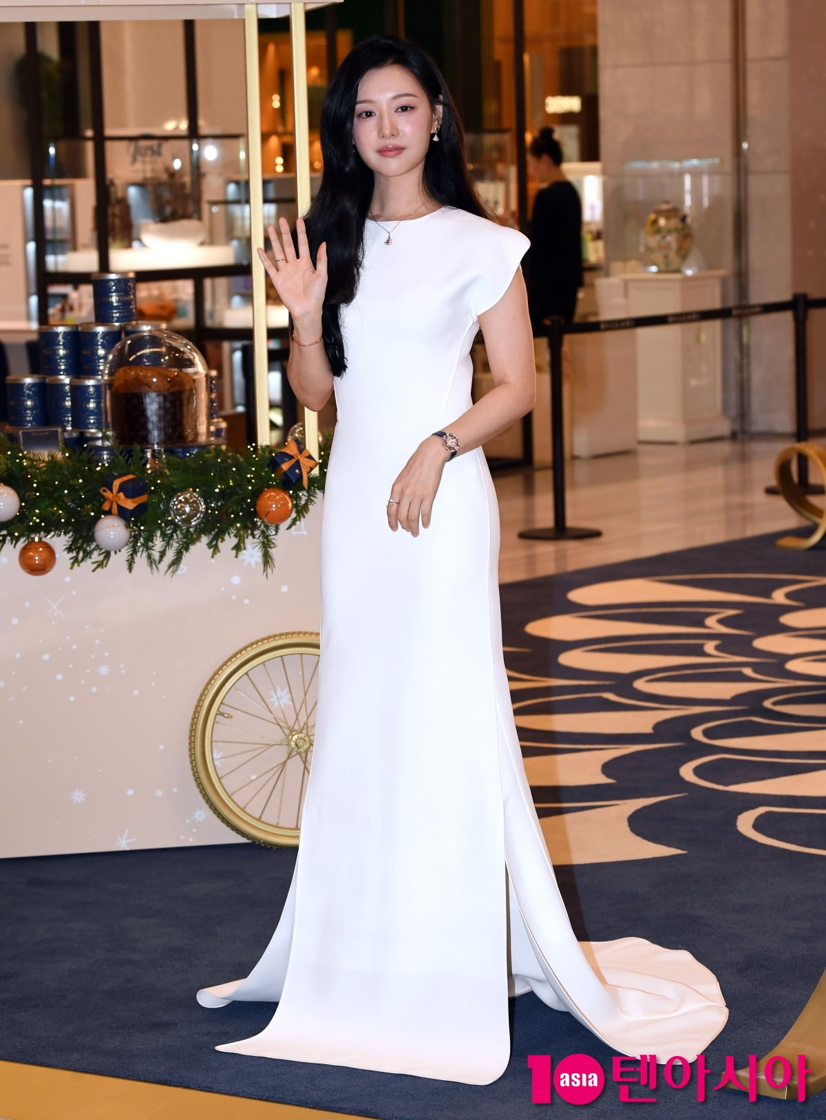 김지원, 6천만원 시계 기죽이는 꽃미모...사랑스러워[TEN포토+]