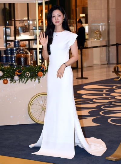 김지원, 6천만원 시계 기죽이는 꽃미모...사랑스러워[TEN포토+]