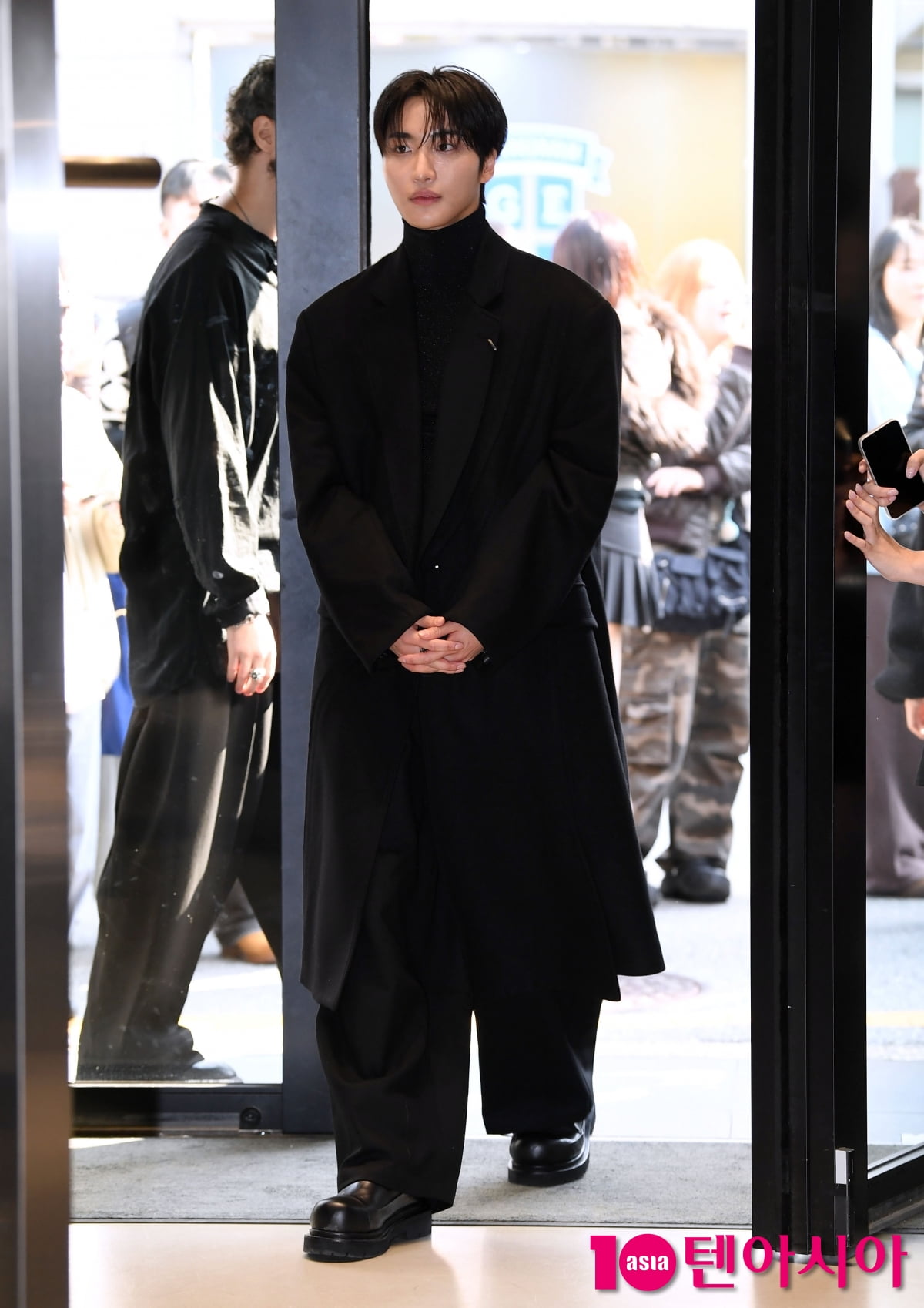 에이티즈 성화, 훈남의 볼콕...롱코트 휘날리며[TEN포토+]