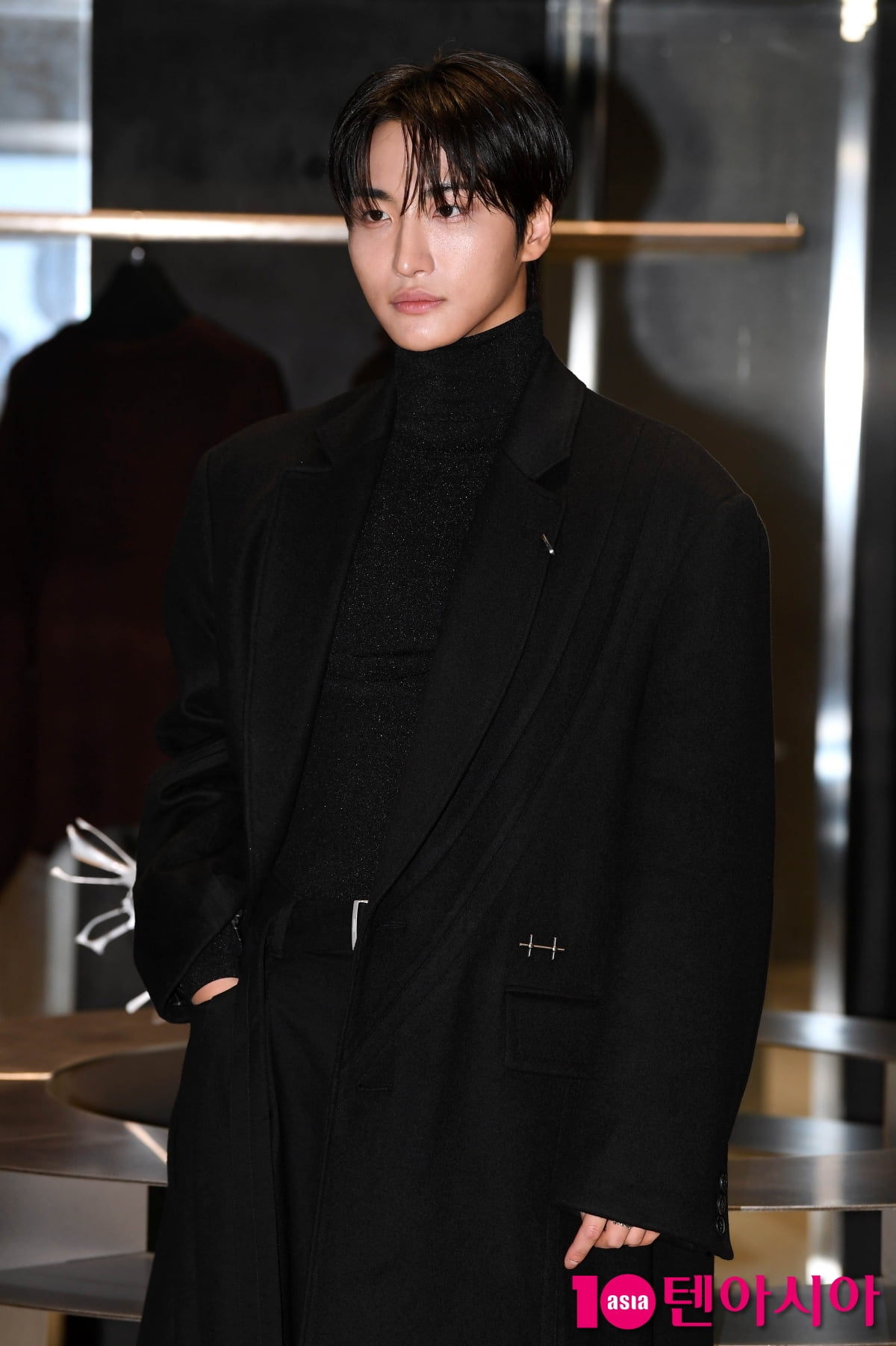 에이티즈 성화, 훈남의 볼콕...롱코트 휘날리며[TEN포토+]