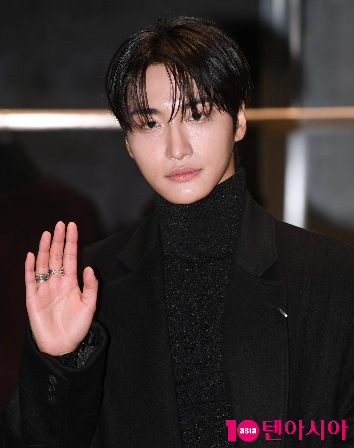 에이티즈 성화, 훈남의 볼콕...롱코트 휘날리며[TEN포토+]