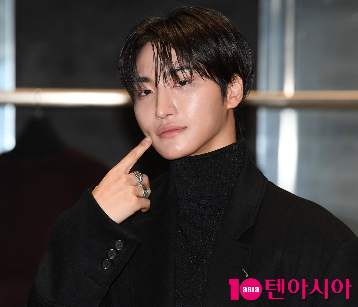 에이티즈 성화, 훈남의 볼콕...롱코트 휘날리며[TEN포토+]