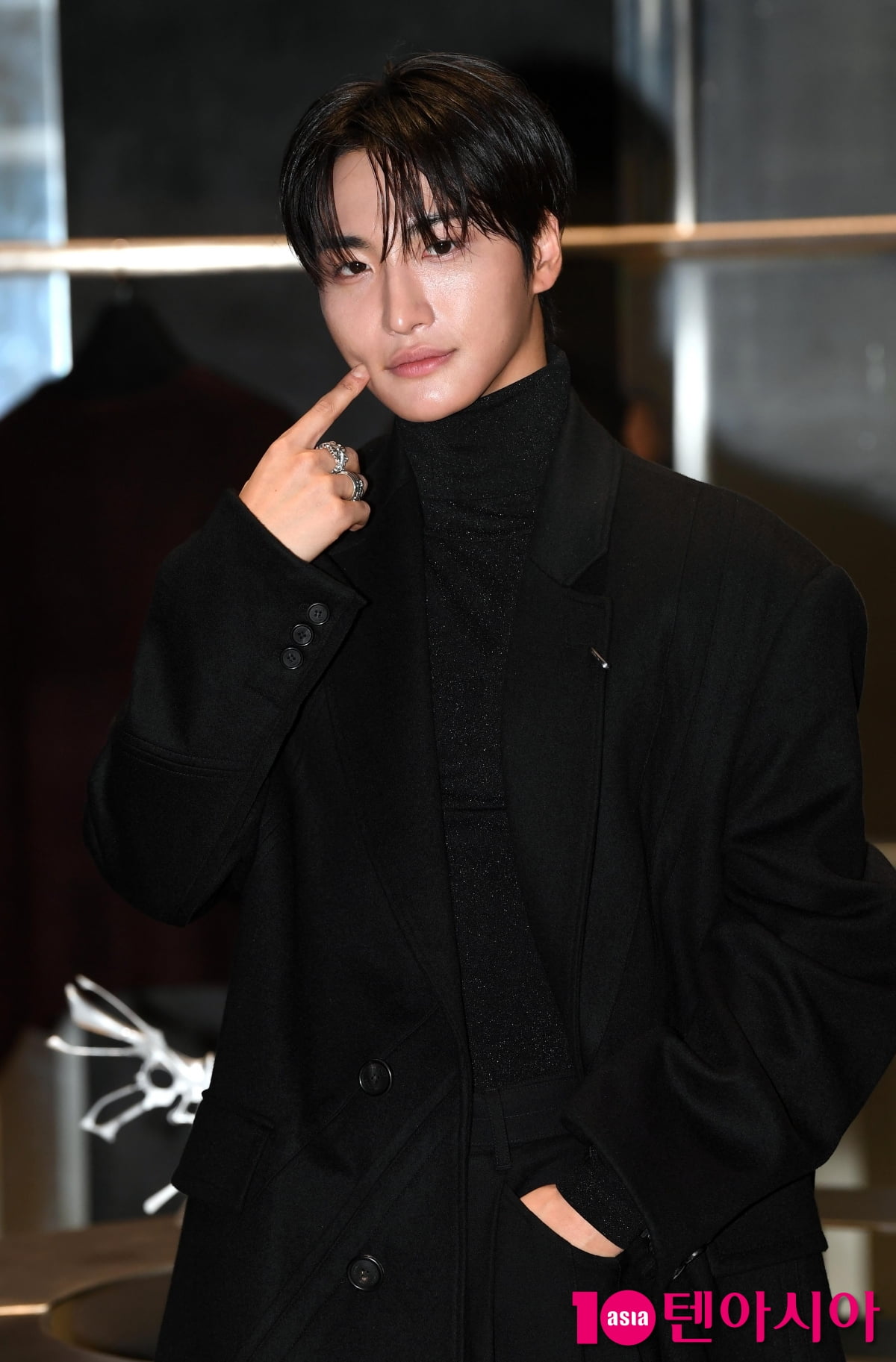 에이티즈 성화, 훈남의 볼콕...롱코트 휘날리며[TEN포토+]