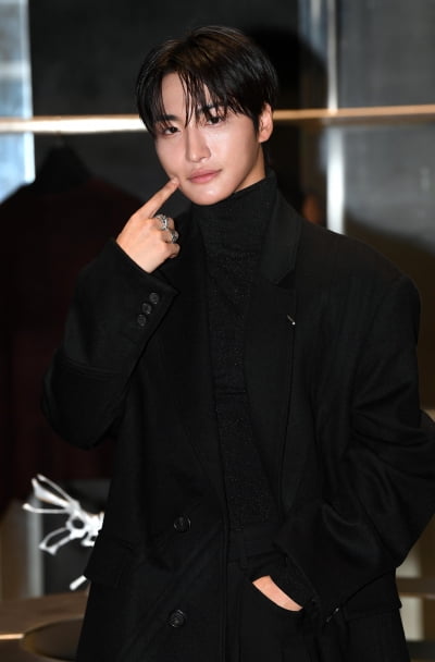 에이티즈 성화, 훈남의 볼콕...롱코트 휘날리며[TEN포토+]