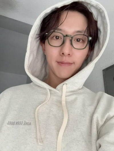 활동 중 대놓고 치아교정 했던 보이밴드 멤버, 군까지 다녀오더니 완전 '다른 사람'