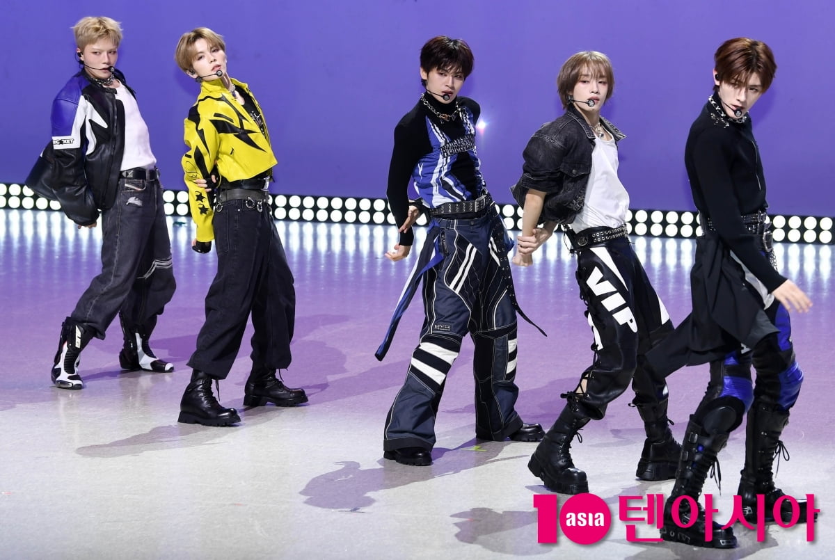 엠빅, 타이틀곡 ‘링크 업(Link Up)’ 무대[TEN포토]
