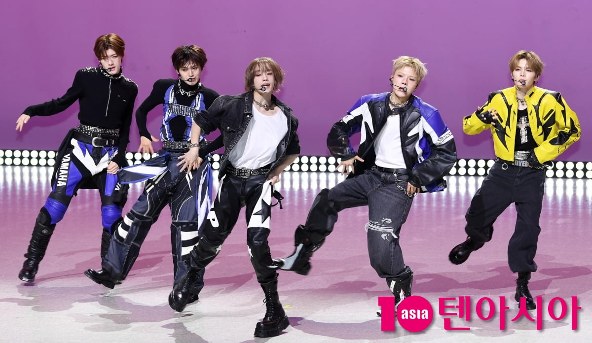 엠빅, 타이틀곡 ‘링크 업(Link Up)’ 무대[TEN포토]