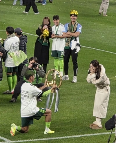 곽민선 아나운서, 필드에서 프러포즈 받았다 …현직 국가대표의 '무릎 헌납'