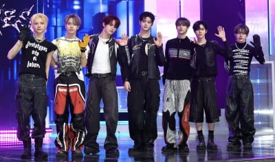 [종합] '평균 19.7세' 클유아, 감성 버리고 섹시 들고왔네…"젖살 빠지고 성숙해져"