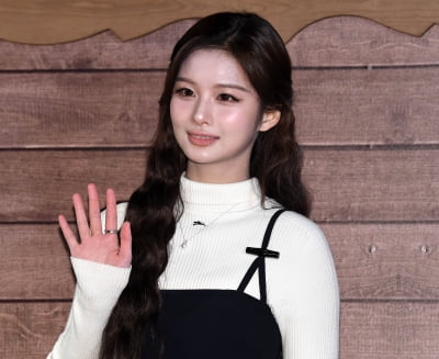 엔믹스 설윤, 손 흔드는 인형...눈부심 그 자체[TEN포토+]