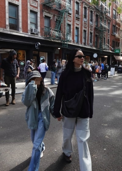 장윤주 DNA 무섭다…초등학생 딸, 워커+선글라스로 '뉴욕 힙쟁이' 포스