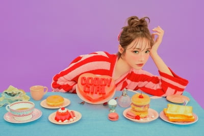 '40세' 고준희, 20대 아이돌 못지 않은 미모·인기…라운지 로브 컬렉션 완판