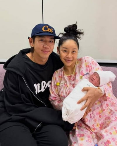 "똑닮아서 반박 불가"…'야구선수♥' 래퍼 트루디, 출산 6일 만에 子 진로 점쳤다