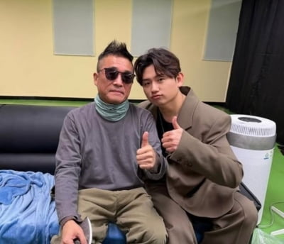 '성폭행 무혐의' 김건모, 활동 재개 근황…후배 가수와 엄지척