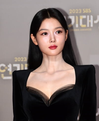 김유정, 19禁서 제대로 터졌다…'친애하는 X' 2주 연속 1위→7개국서 1위 [TEN이슈]