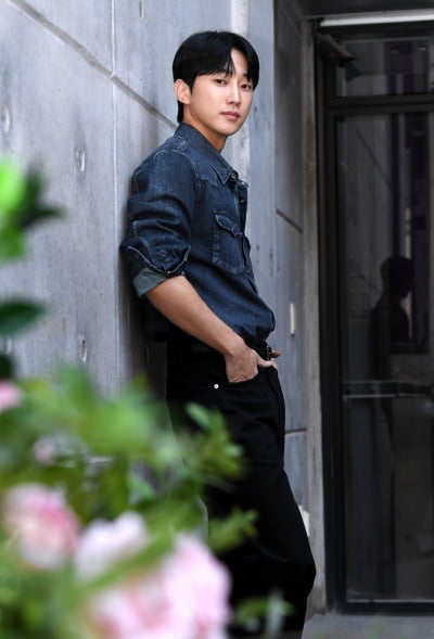 '아이돌 출신' 진영, 알고보니 ♥애주가였다…"영재와 즐기는 중, 잘 때도 유튜브 틀어놔" ('부세미')[인터뷰]