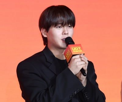 이정하, 중학생 문제 술술...나 과외소질 있지않나?[TEN포토+]