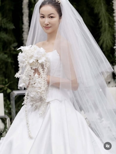 김옥빈, 5성급 호텔 조명 제대로 받았네…♥다정한 사람 옆 웨딩드레스 자태