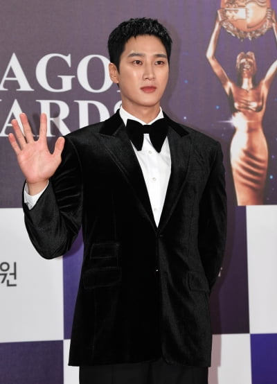 '복싱선수 출신' 안보현 "'주먹이 운다' 보고 데뷔"…신인남우상 수상('청룡')