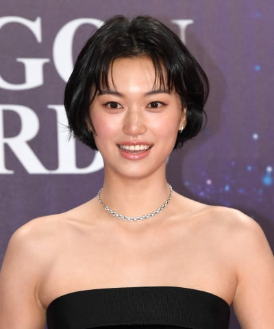 김도연, '신인여우상' 받고 눈물…"주저하지 않는 배우 될 것"('청룡')