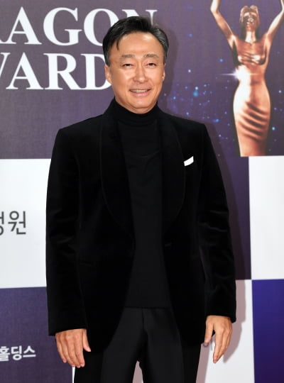 이성민, 제대로 터졌다…데뷔 39년 만에 인생 첫 청룡영화상 수상 "정말 고맙다"