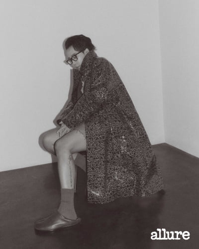 고현정·송혜교가 택한 유명 남가수, 핫팬츠에 과감한 타투 공개…"짊어진 이야기를 아름답게 만들고파"