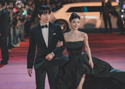 김유정♥황인엽, 톱스타 커플 탄생했다…"흐름을 주도하는 집중력 돋보여" ('친애하는x')