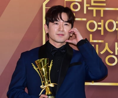'생활고 토로' 이민우, ♥11살 연하와 결혼 앞두고 위기 맞았다…흡연 사실 들킨 후 갈등 폭발 ('살림남')