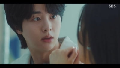 BTS 진 닮은꼴로 입소문 탄 '한소희 소속사' 신인 남배우, 장기용♥안은진과 삼각관계 돌입 ('키괜')