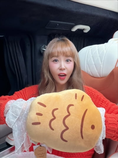 '문원♥' 신지, 결혼 앞두고 1억 포르쉐 선물 했다더니…붕어빵 품고 발랄 근황