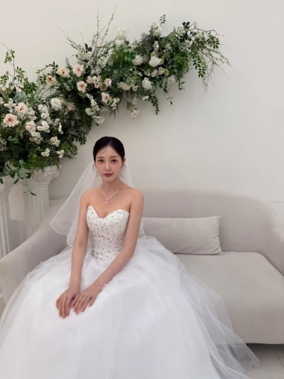 '이용대와 ♥열애설' 윤채경, 웨딩드레스 사진 깜짝 공개했다…열띤 축하 속 "내가 떠난 뒤"