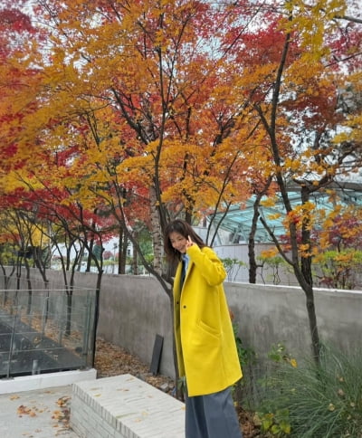 '세월 잊은 미모' 신애라, 가을 만끽…동안 비결 공개