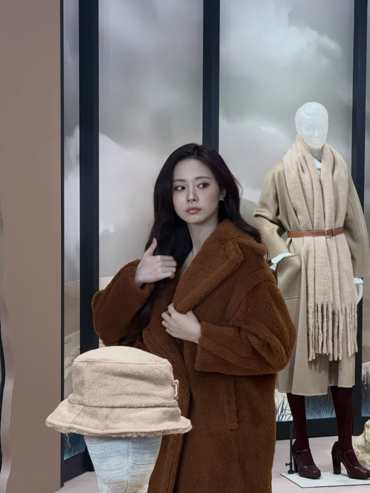 '170cm 46kg' 쯔위, '입간판 여신' 위엄 빛났다…인형이 살아 움직이는 줄