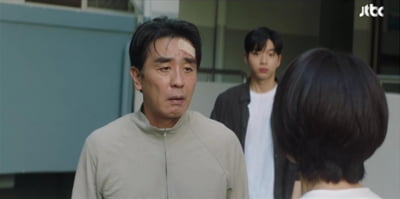 [종합] 시청률 2.9%→5.4%로 급등 했다더니…류승룡, 10억 부동산 사기→공황장애 진단 "정신차려" ('김부장')