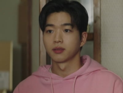 데뷔 1년 만에 6작품 캐스팅 휩쓴 22세 신인 남배우, 187cm 기럭지 자랑하며 존재감 각인 ('김부장')