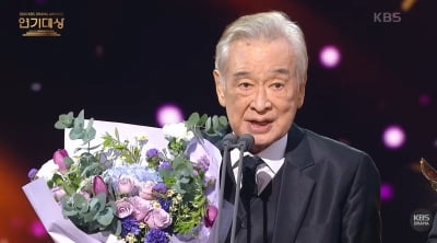 故이순재, 생전 마지막 시상식서 한 말 "평생 많은 도움 받아, 감사하다"