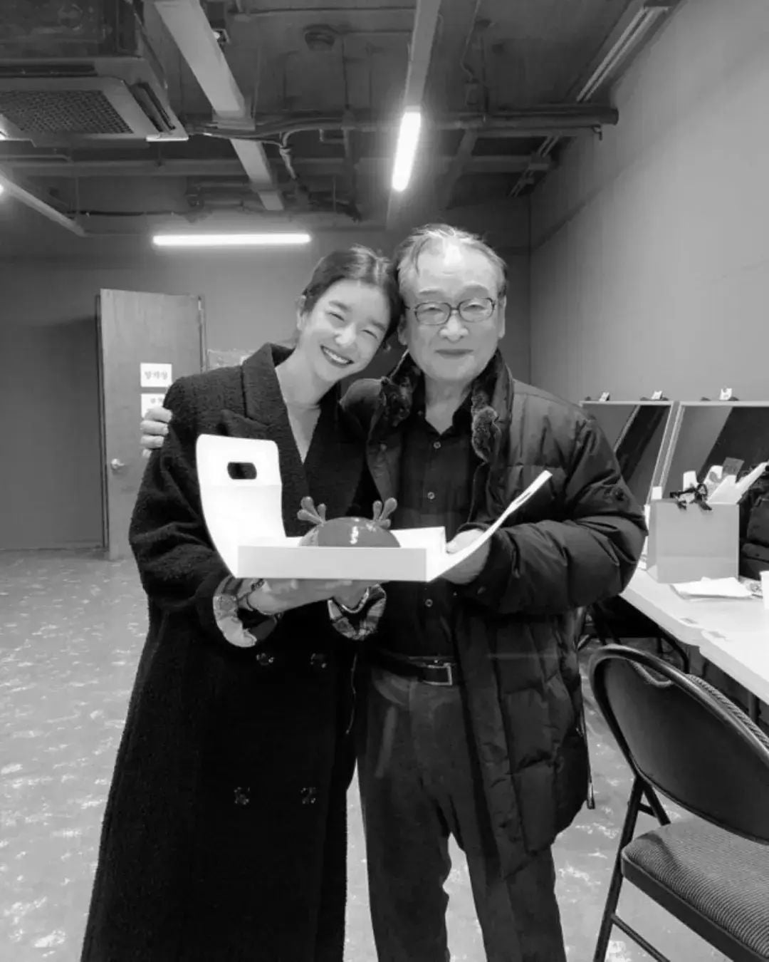 故 이순재 손 꼭 잡았던 서예지…"영원히 기억하겠습니다"