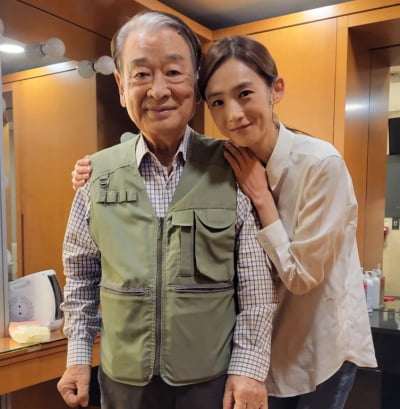 베이비복스 이희진, 故 이순재 어깨에 손 올리고 다정하게…"나의 아버지"
