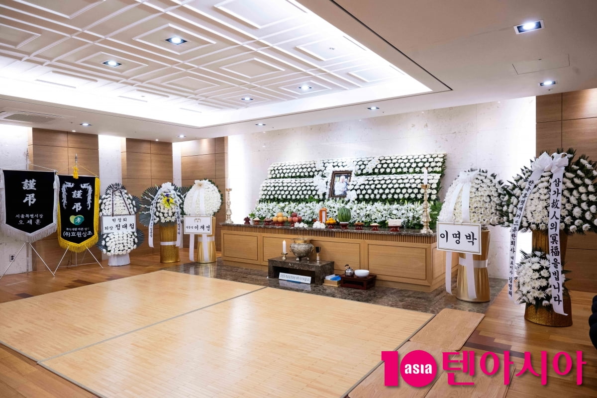 미소만 남기고 떠난 국민배우 故 이순재 별세[TEN포토+]