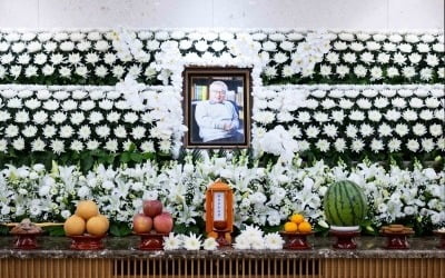[종합] '영원한 현역' 故이순재 영면, 연예계 눈물·금관문화훈장 속 발인