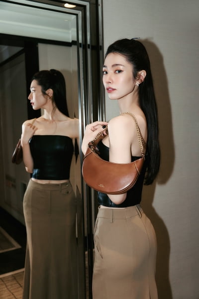 의사 집안 금수저로 알려진 '이대 출신' 신예 여배우, 정해인과 ♥핑크빛 앞두고 홍콩 패션계 장악