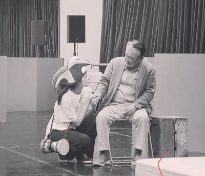 딸맘 된 이연희, 故이순재 손 꼭 잡은 사진 "큰 영광, 잊지 못 할 것"