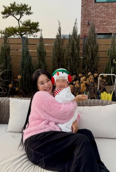 랄랄, 벌써 눈이 내렸나봐…대왕 눈사람이 품 안에