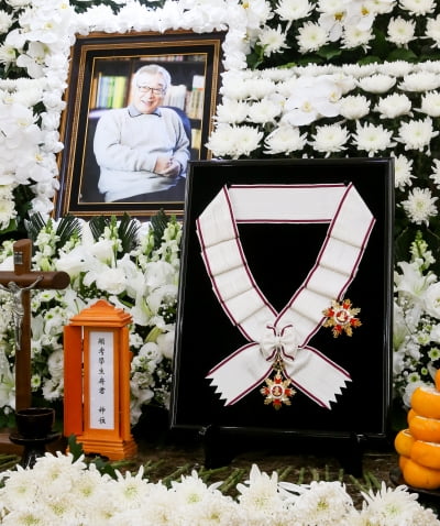 故이순재, 빛나는 금관문화훈장…윤여정·이정재 이후 배우 3번째