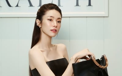 '의사 금수저 집안' 하영, 홍콩서 400만원 토트백 들고 도도하게 뜬 눈…절제된 럭셔리